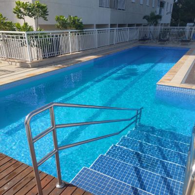 Limpeza de piscina de condomínio no verão: Cuidados essenciais para manter a água segura