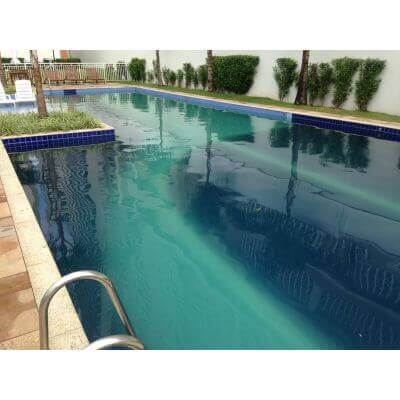 Limpeza de piscina verde