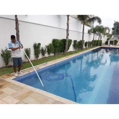 Limpeza de piscinas e controle de pH: Por que esse equilíbrio faz tanta diferença