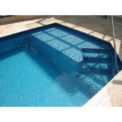 Tratamento de piscinas de fibra: Cuidados específicos para aumentar a durabilidade